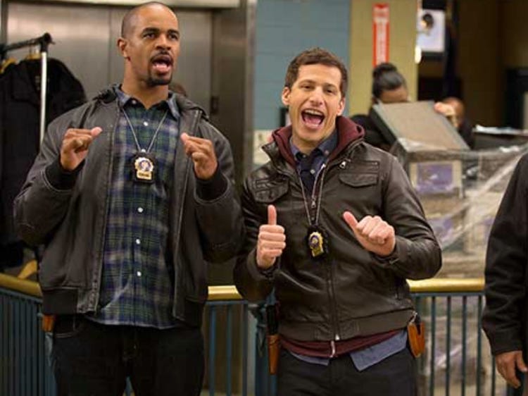 El detective Jake Peralta y el Capit&aacute;n Holt juntos mostr&aacute;ndose animados.