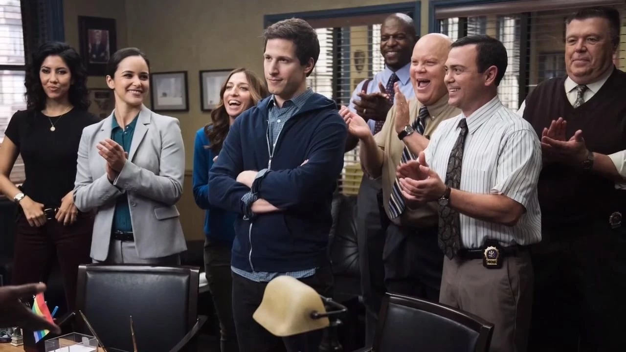 Varios personajes de la ser&iacute;e mostr&aacute;ndose animados y aplaudiendo.