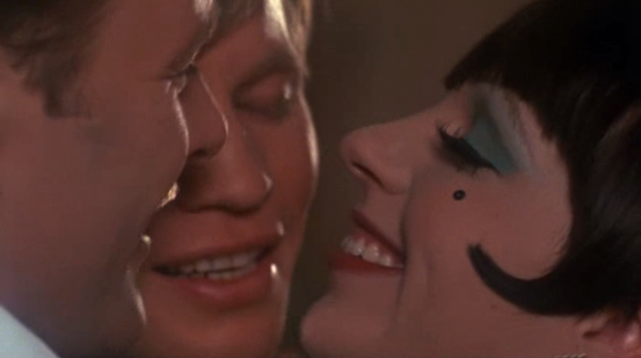 Primer plano de Max Sally y Bryan sonriendo y acercando mucho sus rostros.