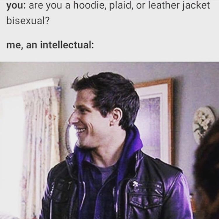 Meme con frase tu, eres bi con sudadera, cuadros o chaqueta de cuero? yo, un intelectual. Jake de Brooklyn 99 sonr&iacute;e usando los 3.