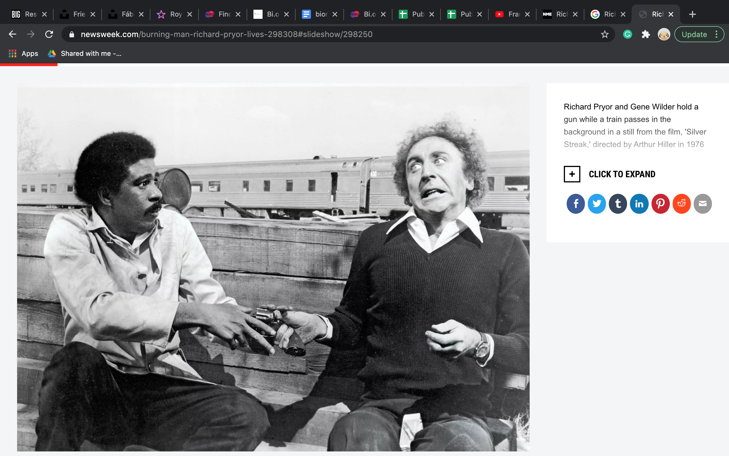 Richard Pryor en el set de una pel&iacute;cula con un compa&ntilde;ero actor sosteniendo una pistola de utiler&iacute;a durante una escena.