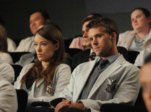 Trece rodeada de un grupo de doctores y compa&ntilde;eros.