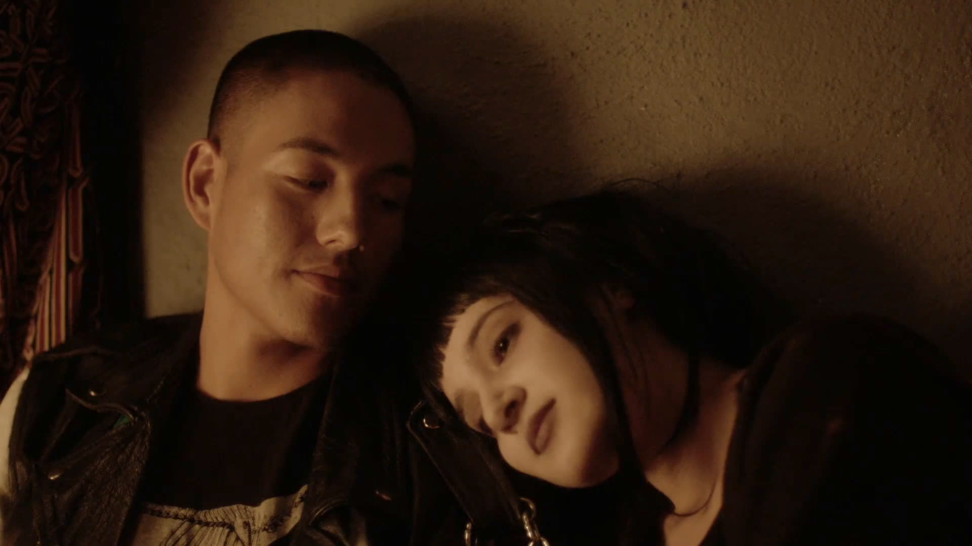 Joey apoya la cabeza en el hombro de Antonio, que la mira sonriendo.