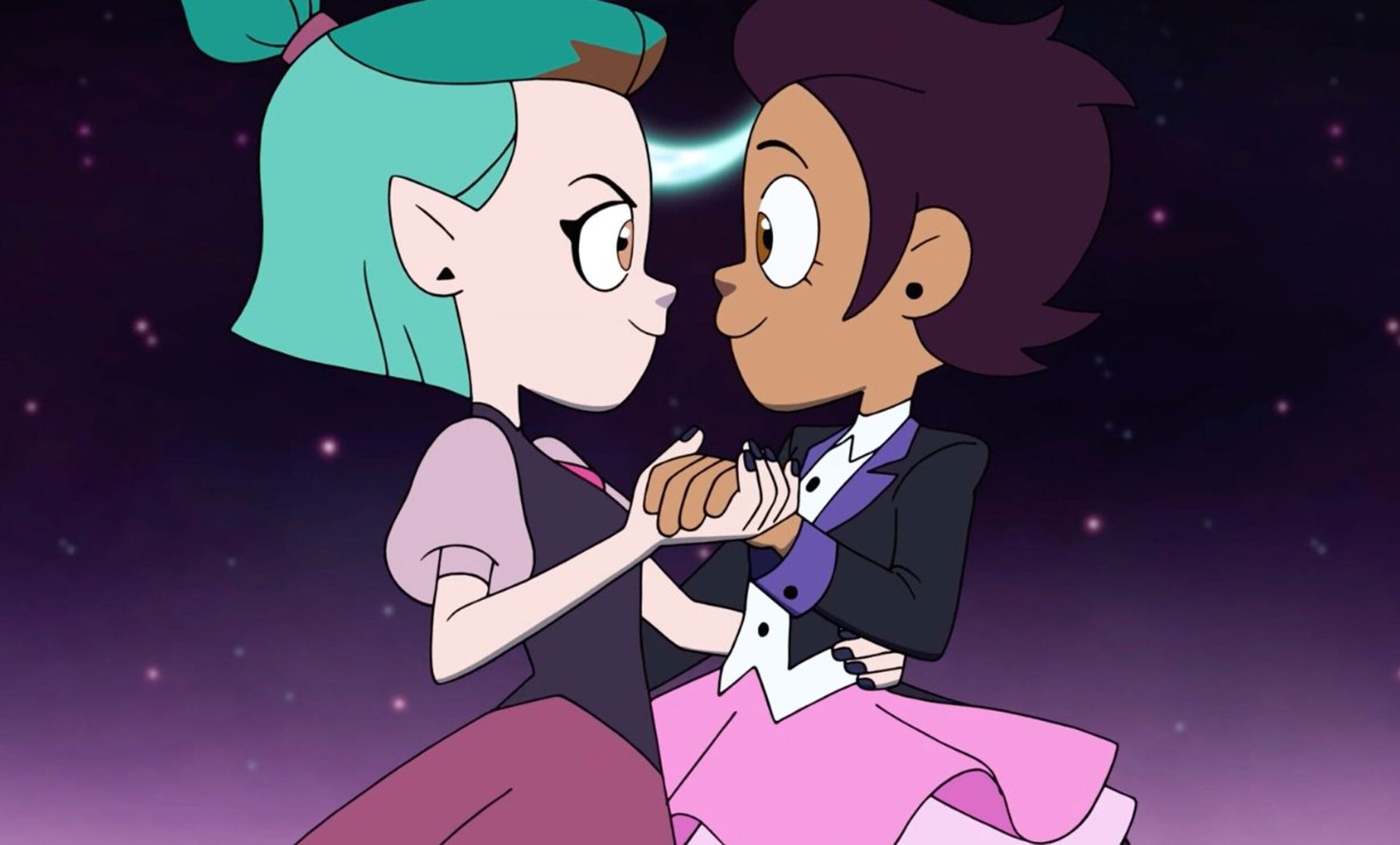 Luz y Amity se miran a los ojos y se toman de la mano mientras bailan.