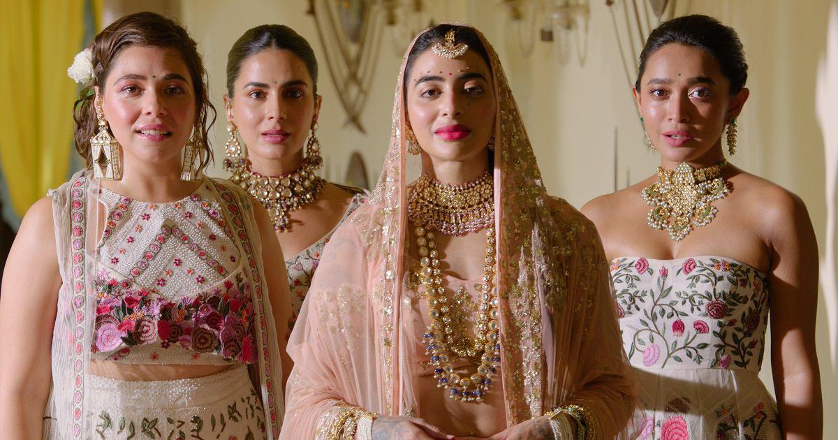Las 4 amigas del show, vestidos con trajes tradicionales, todos sonrientes pero nerviosas.