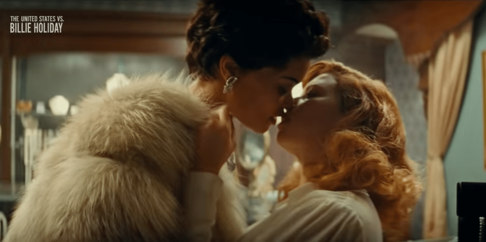 Imagen de Lady Day y Tallulah Bankhead, ambas vestidas de blanco y abraz&aacute;ndose, a punto de besarse.