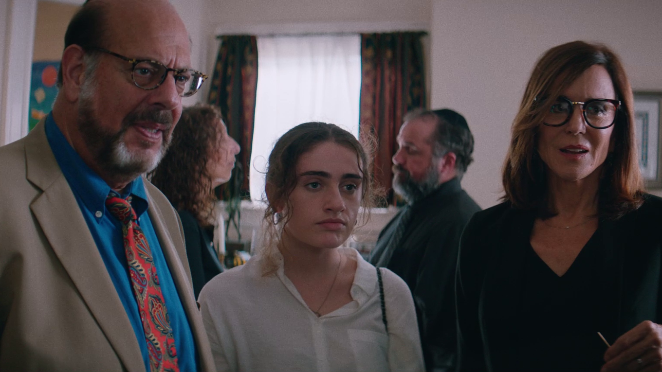 Danielle entre su madre y su padre en la shiva.