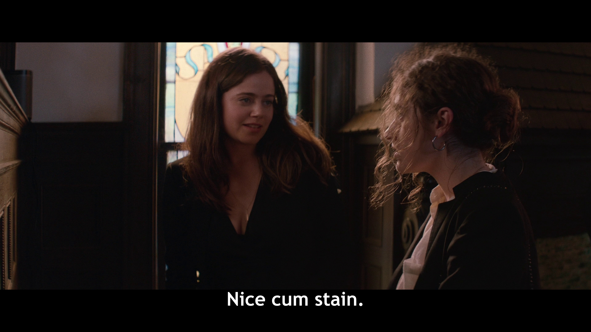 Maya le hace un comentario a Danielle y se r&iacute;e.