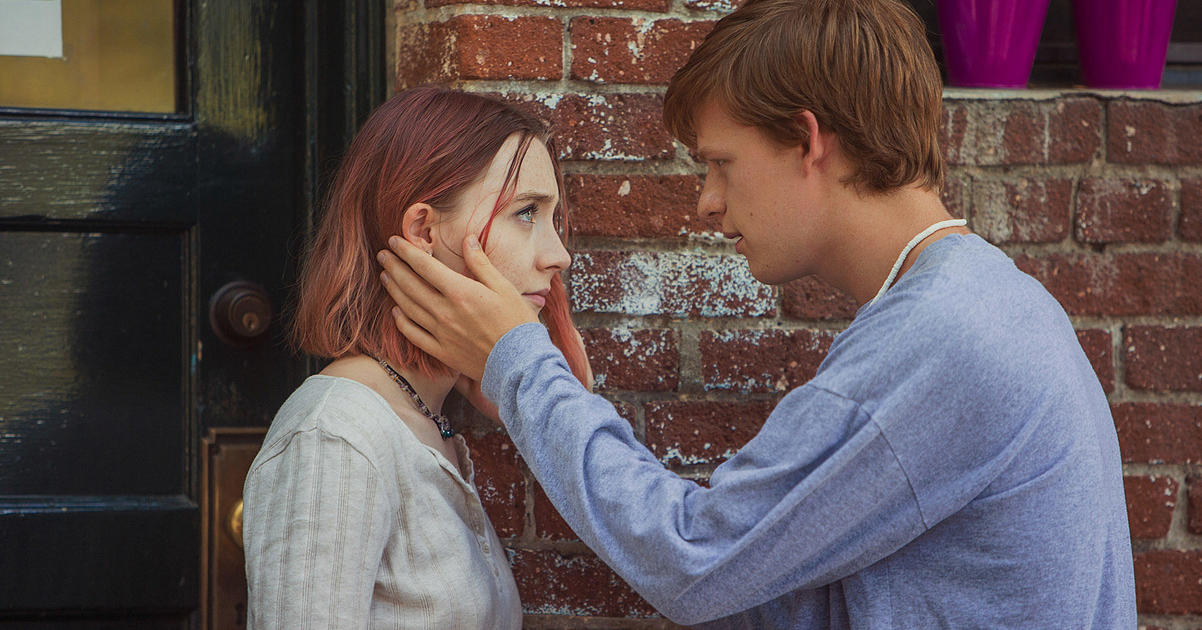 Danny frente a Ladybird con ambas manos en su rostro ambos mir&aacute;ndose a los ojos.