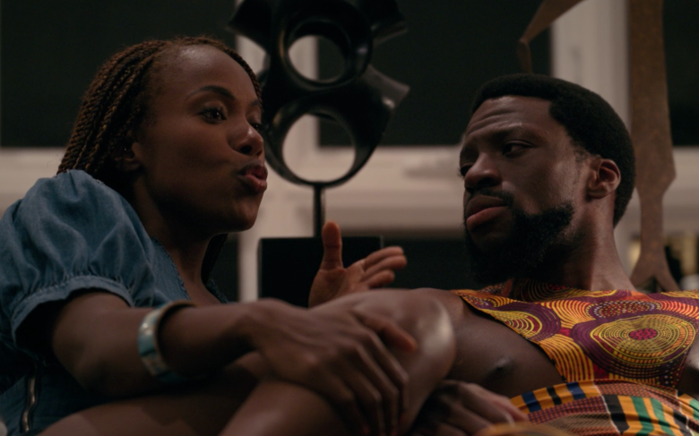 Nola y Cleo acostadas juntas en la cama compartiendo un momento.