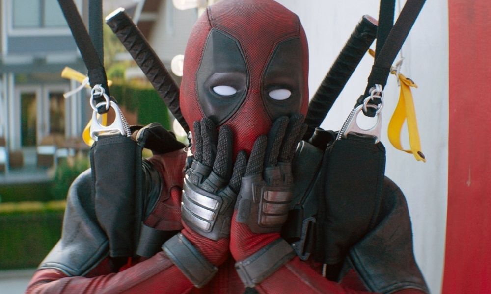 Deadpool de las películas de Marvel, mirando sorprendido con las manos en la cara.