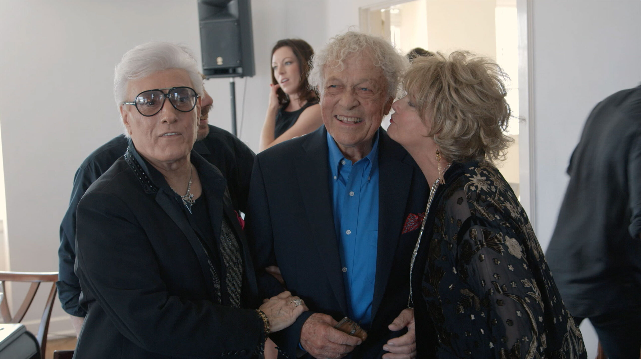 Scottie sonriendo en medio de dos amigos.