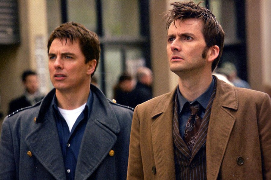 Jack e Ianto en la calle parados uno al lado del otro con expresiones de sorpresa mirando algo fuera de marco.