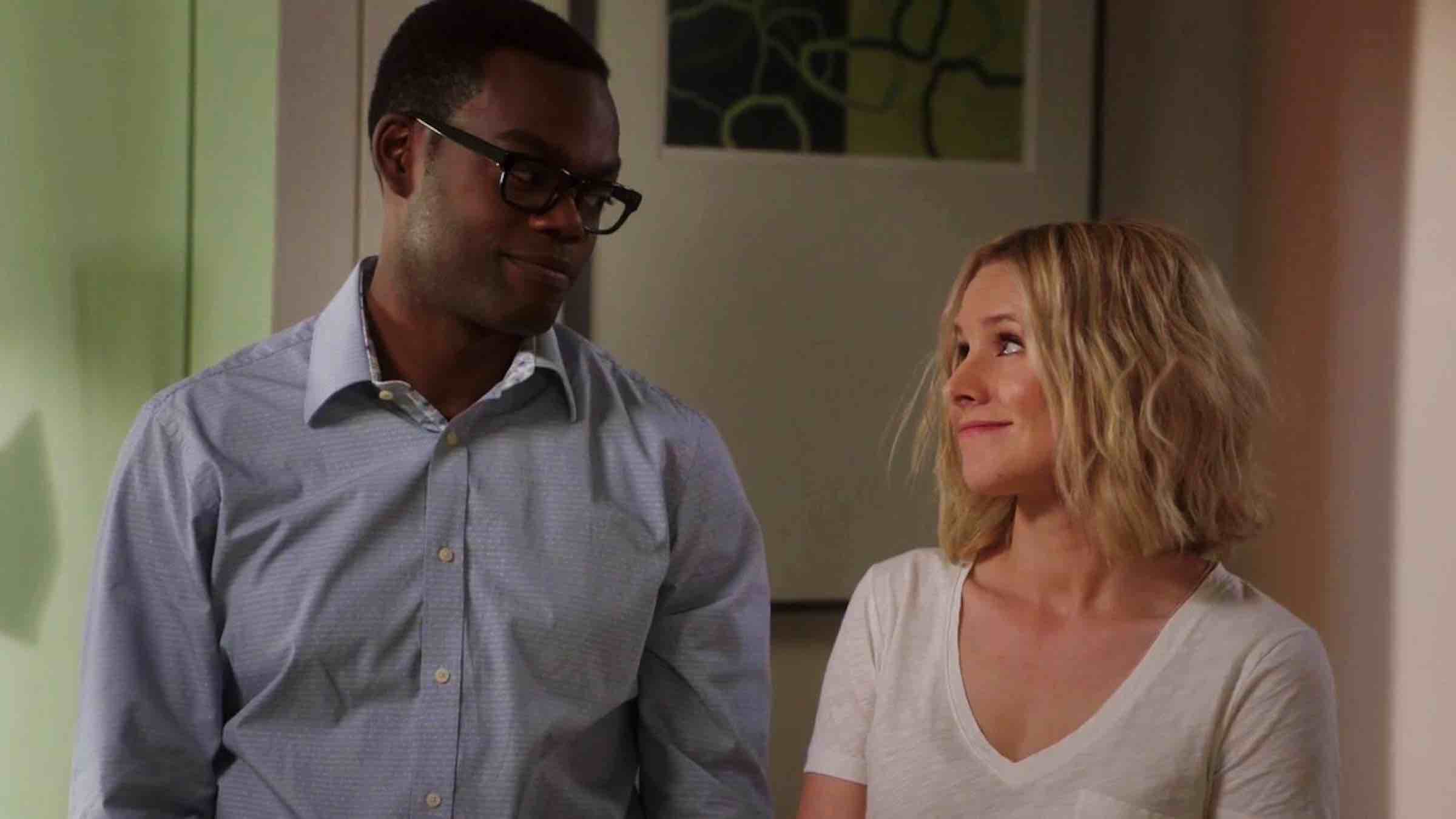 Chidi y Eleanor, personajes de The Good Place, vi&eacute;ndose con cari&ntilde;o y una sonrisa.