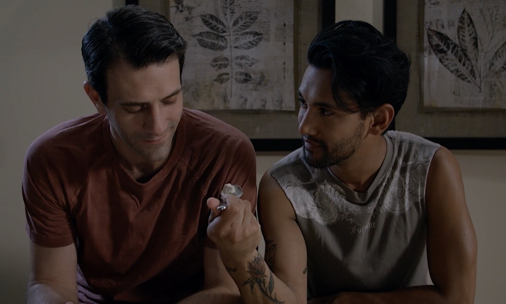 Caden comparte una cucharada de algo con Beau.