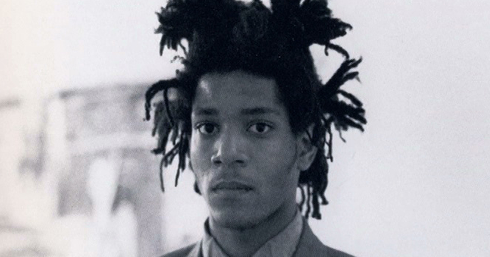 Un joven Basquiat con expresi&oacute;n seria y expectante.