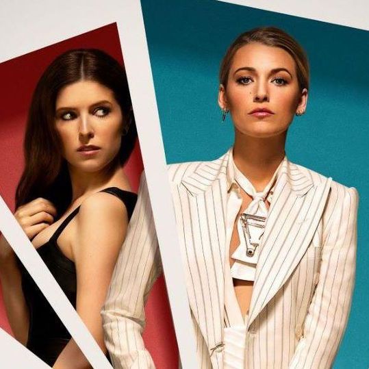 Imagen promocional de Stephanie y Emily, Stephanie mira preocupada a Emily por encima del hombro.