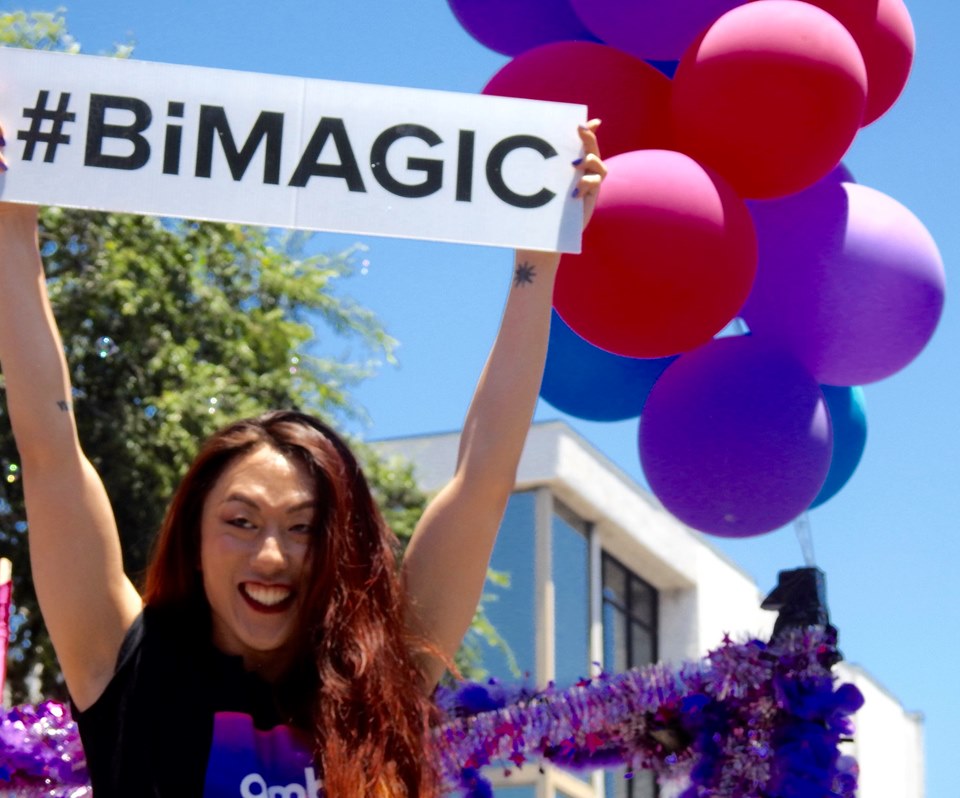 Nick en un desfile ambi, sosteniendo un cartel que dice hashtag bi magic.
