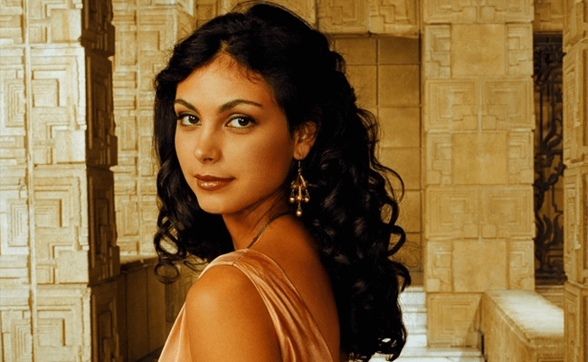 Inara mirando a su lado sonriendo.