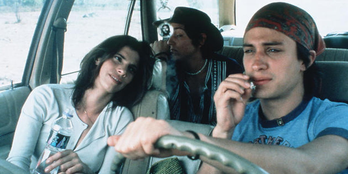 Luisa, Julio y Tenoch en el carro manejando. Felizes y hablando. Luisa ve a Julio.