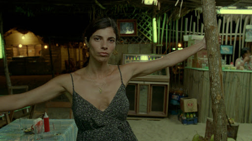 Luisa con expresion molesta y los brazos extendidos sosteniendo arboles mirando a los chicos.