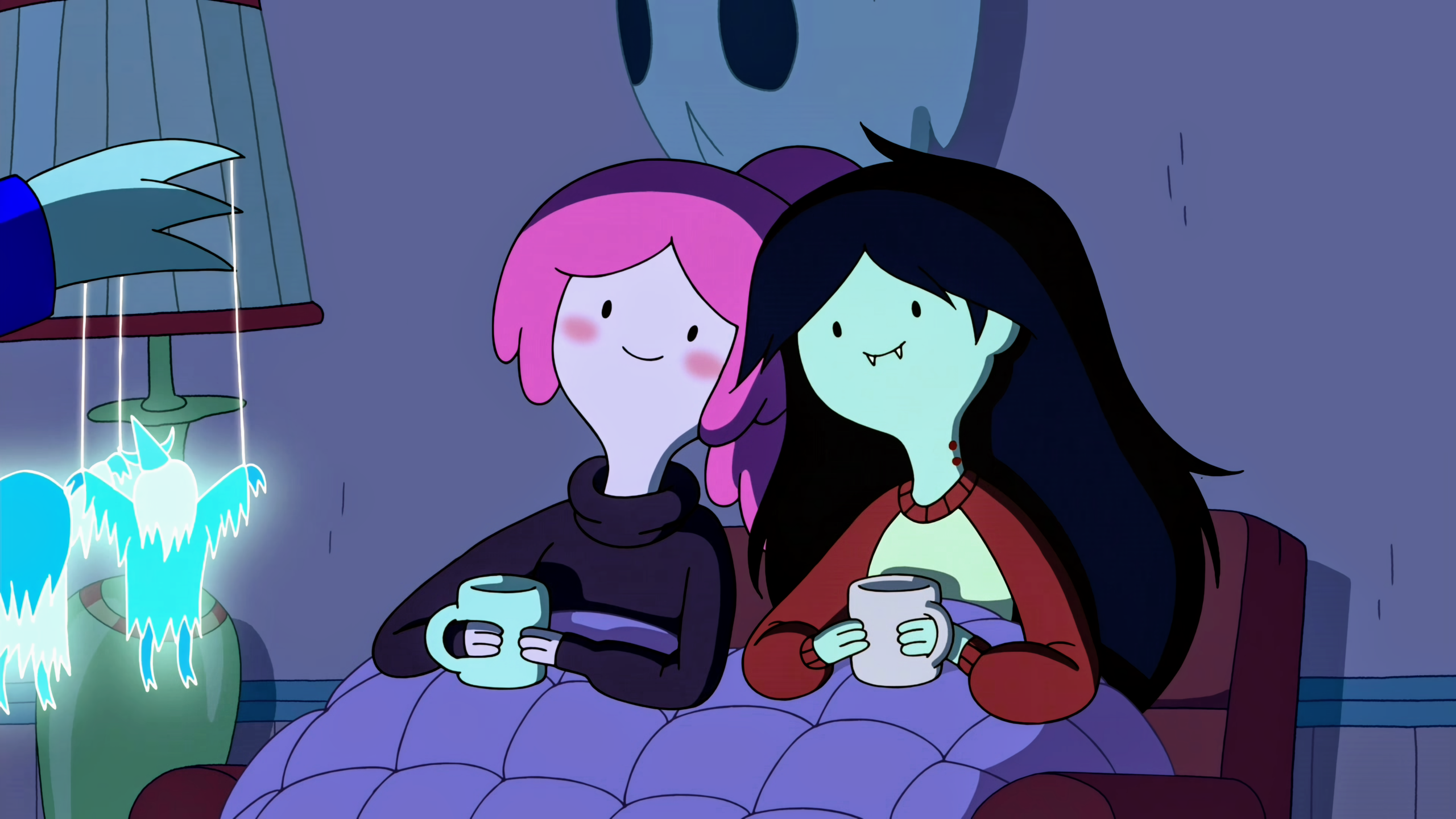 La Dulce Princesa y Marceline acurrucadas en la cama con una taza cada una.