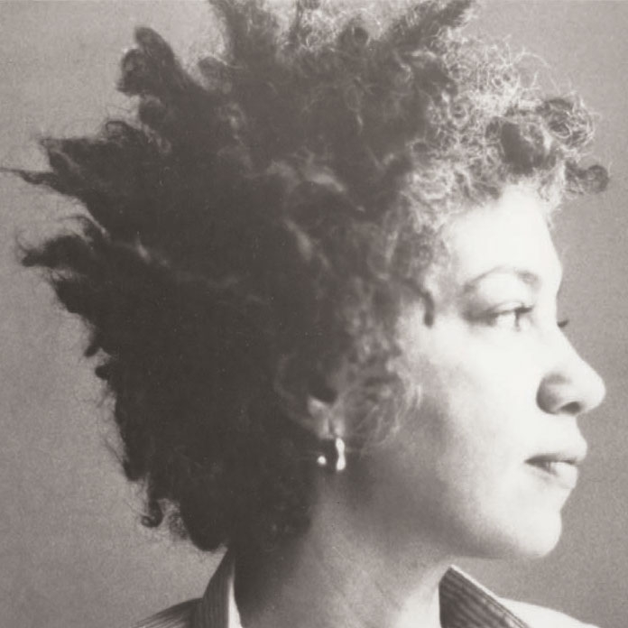 June Jordan en una fotograf&iacute;a de retraro mirando hac&iacute;a su lateral.