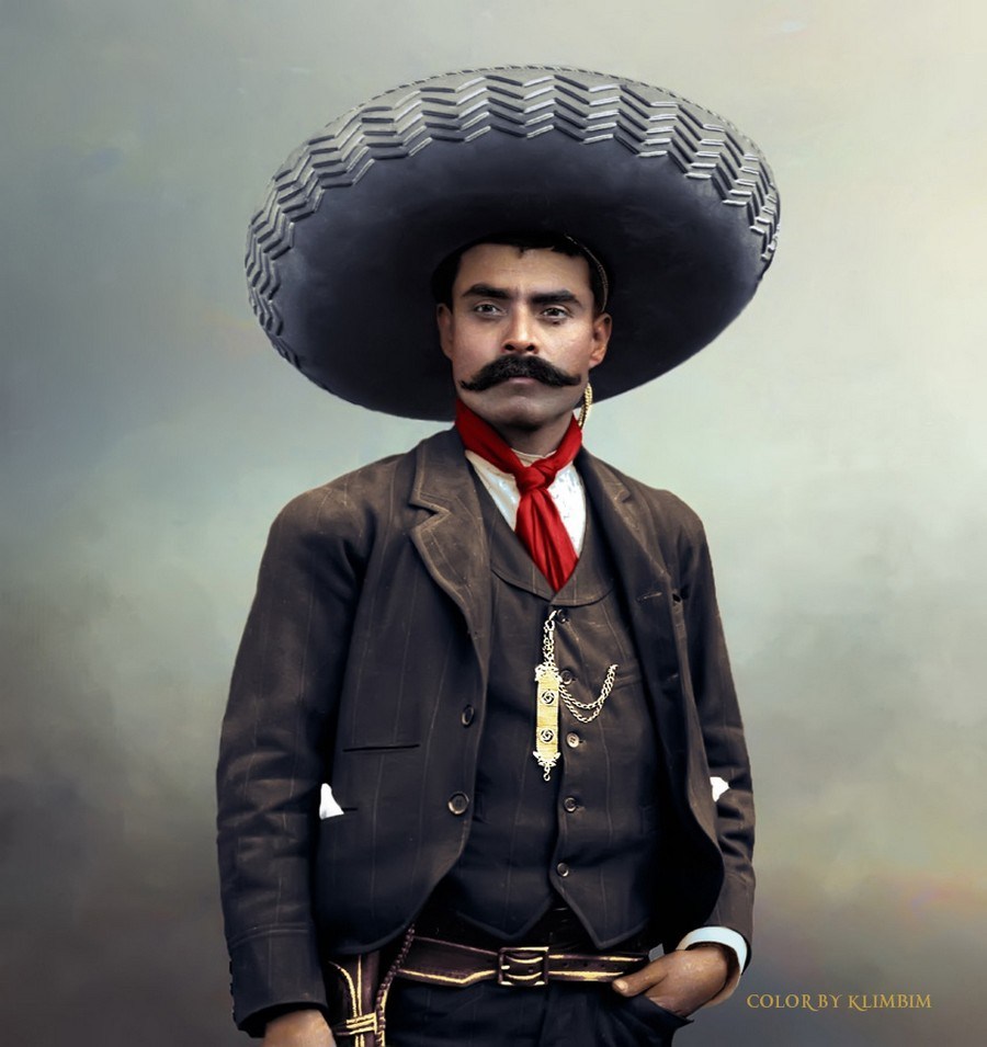 Zapata con un gran sombrero y un atuendo formal de la época con su característico bigote, con una mirada seria.