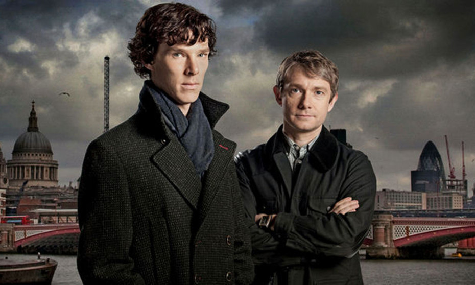 Sherlock y Watson lado a lado con expresiones serias usando gabardinas.