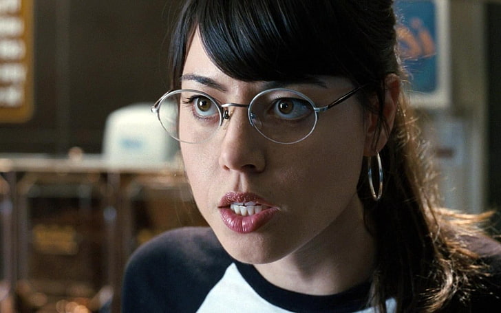 Aubrey Plaza como Julie Powers, mirando fijamente al frente, lista para comenzar a decir majaderias.