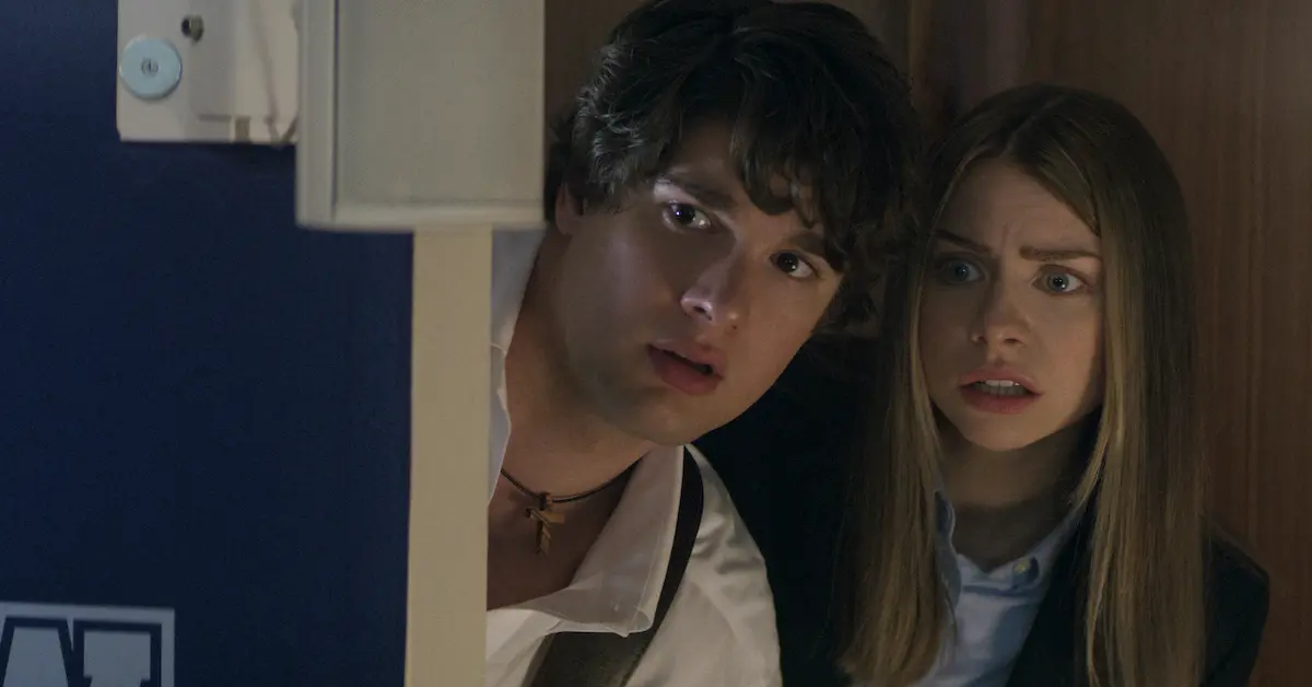 Luke y Sterling con una mirada sorprendida y escondi&eacute;ndose, mientras ven algo fuera de la pantalla.