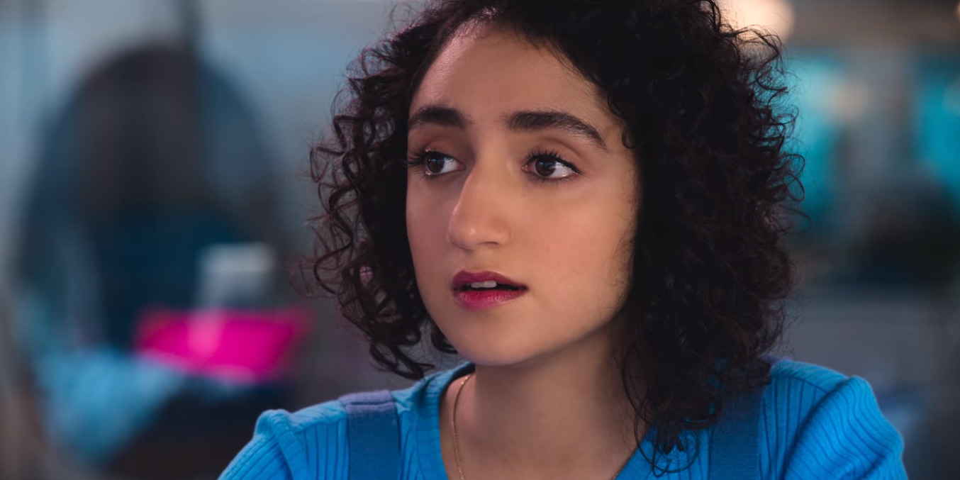 Muskaan mirando a alguien fuera de c&aacute;mara con expresi&oacute;n de sorpresa.