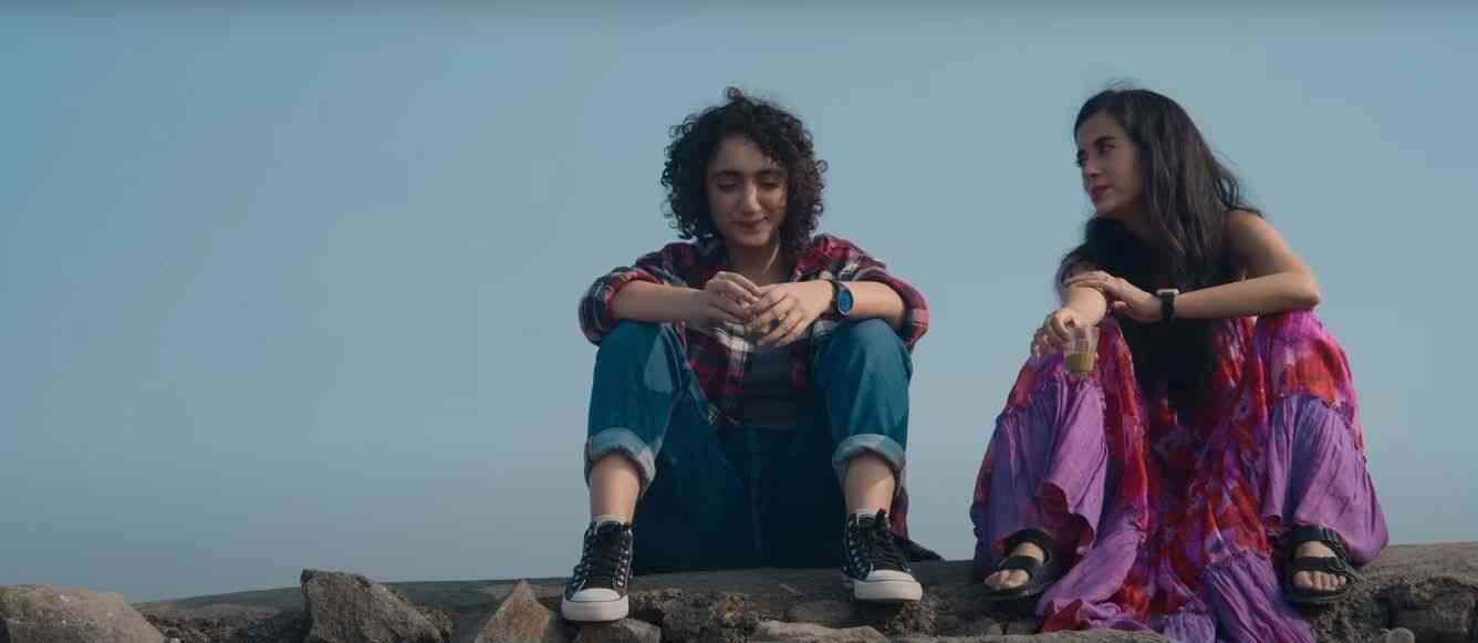 Muskaan y Tarasha se sientan juntos hablando de temas profundos y bebiendo un t&eacute; tradicional indio.