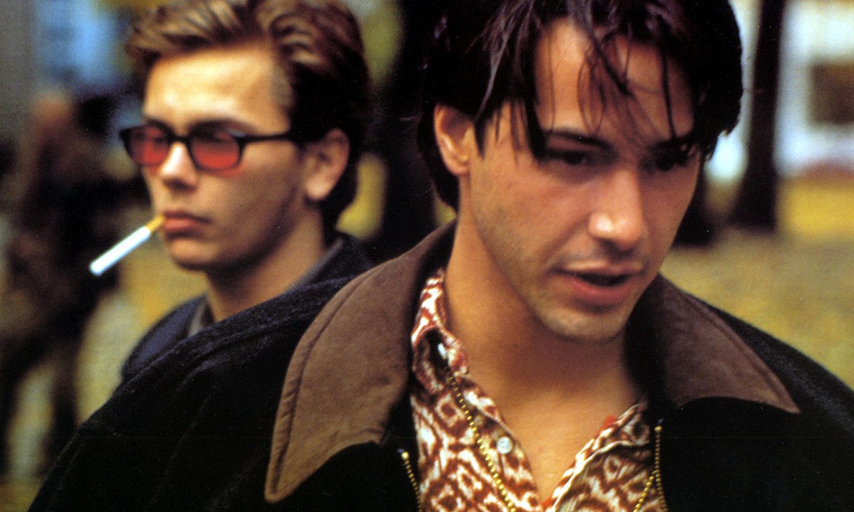 Cerca de Scott y Mikey caminando por la calle. Mikey está fumando un cigarrillo.