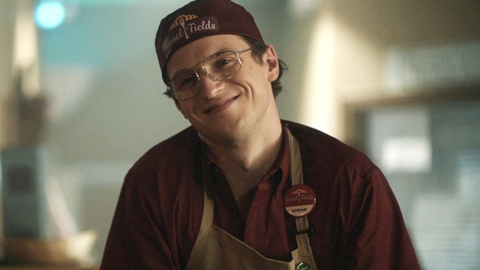 Vigilante vistiendo un uniforme de trabajo sonriendo.