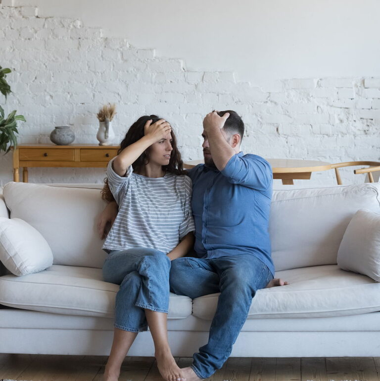 Pregúntale a un Padre Bi: Mi esposa, con quien llevo 30 años, no tomó bien mi salida del clóset