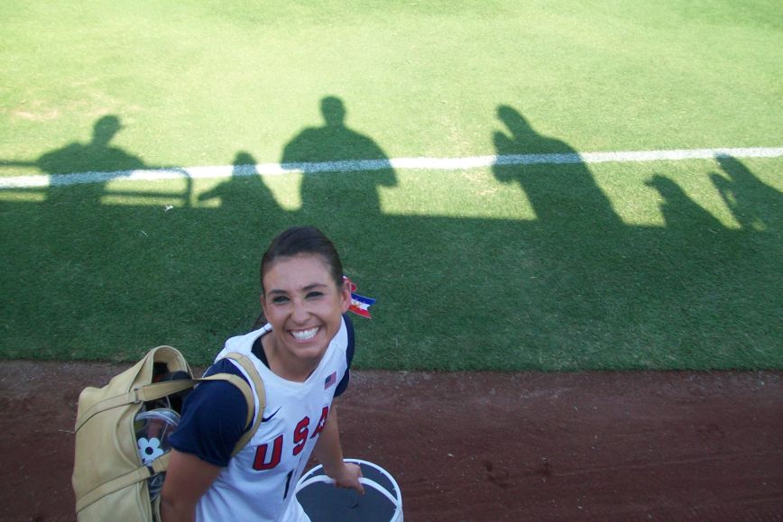 Victoria sonriendo a la c&aacute;mara mientras caminaba por el campo para un partido.