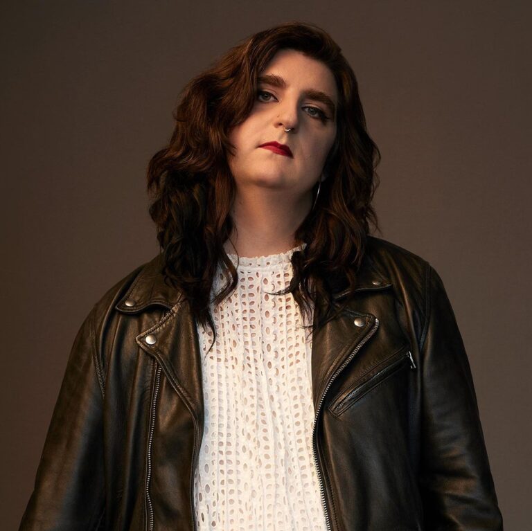 Jaclyn Moore: bi pionera de la televisión queer