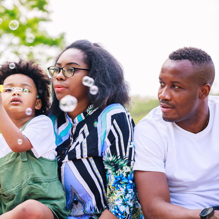 Pregúntale a un Padre Bi: ¿Debería arriesgar mi familia perfecta por salir del clóset como bi?