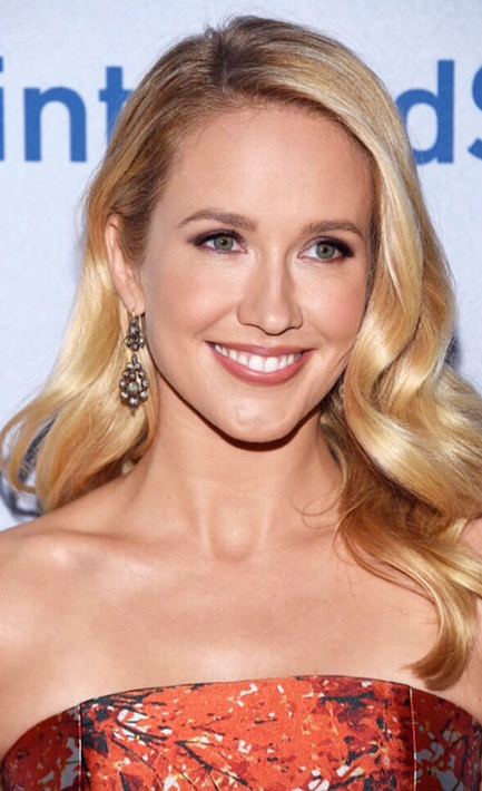 Picture of actress Anna Camp in a red carpet.